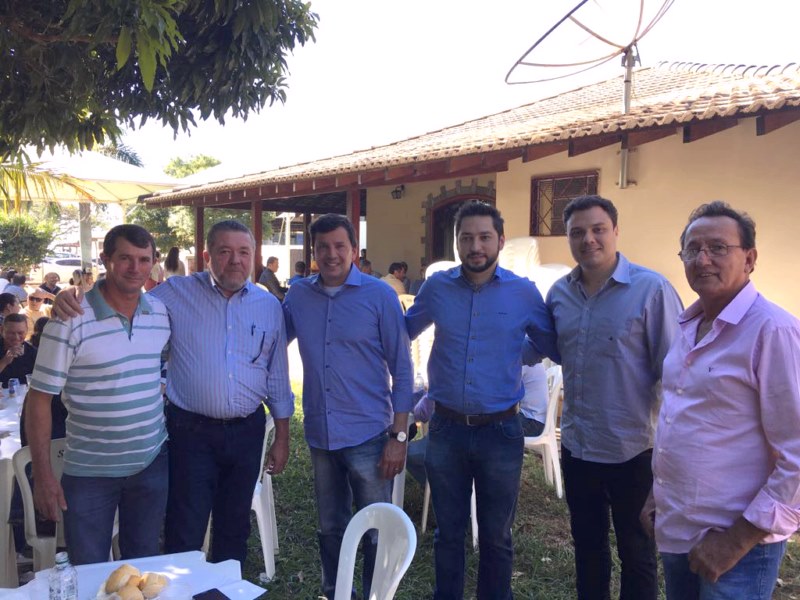 Prefeito, vice e vereadores participam de encontro político.