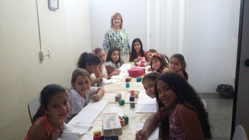Prefeitura oferece curso de bordado aos alunos.