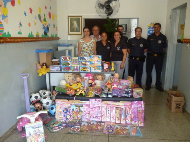 “Campanha Natal Solidário” da Polícia Militar realiza doação de brinquedos para a Creche Coração de Jesus.
