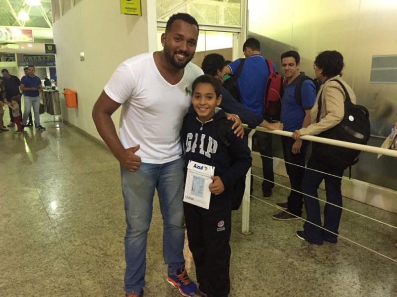 Atleta da escolinha de futebol de Vista Alegre é avaliado no Grêmio.