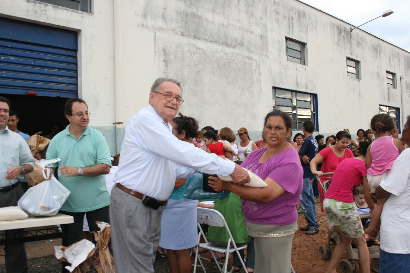 Prefeitura faz a doação de alimentos doados pela Conab .
