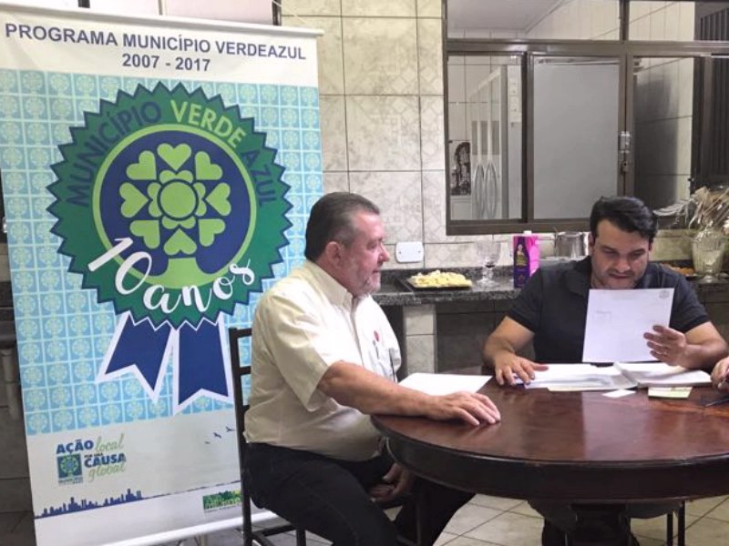Vista Alegre é contemplada com novo caminhão coletor de lixo.