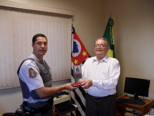 Fiorani é homenageado pela Polícia Militar.