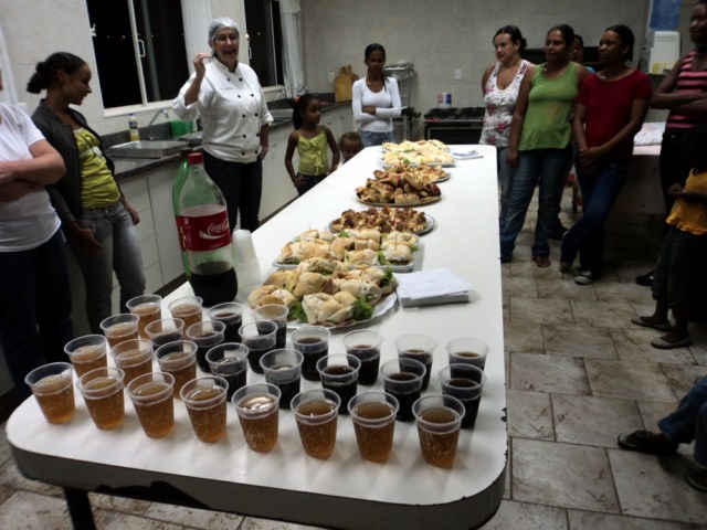 Cras de Vista Alegre conclui curso de salgadinhos para festas.