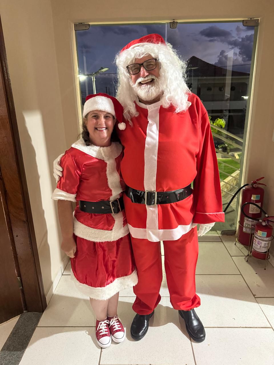 Chegada do Papai Noel encanta famílias e transforma a Praça Central em um cenário mágico em Vista Alegre do Alto.