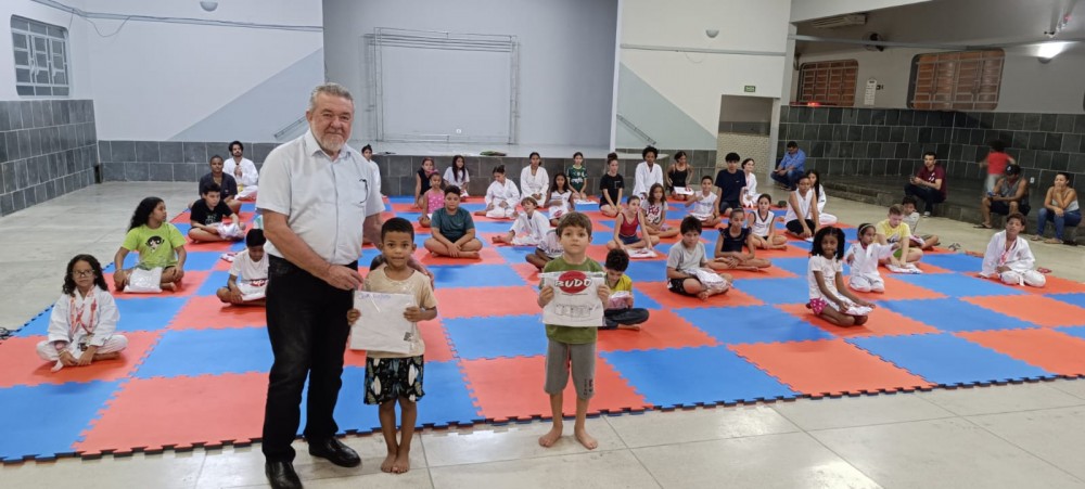 Prefeito Luís Fiorani entrega kimonos para alunos de karatê.