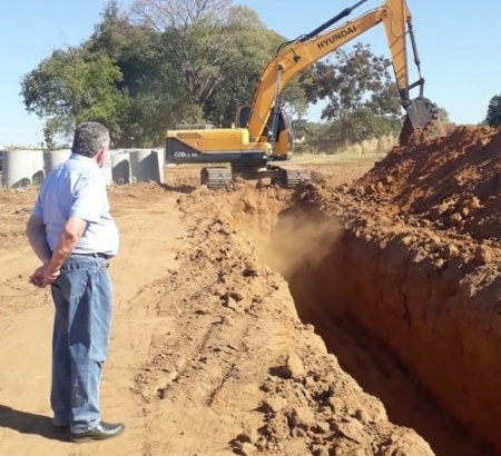 Prefeitura constrói galerias pluviais próximo ao anel viário.
