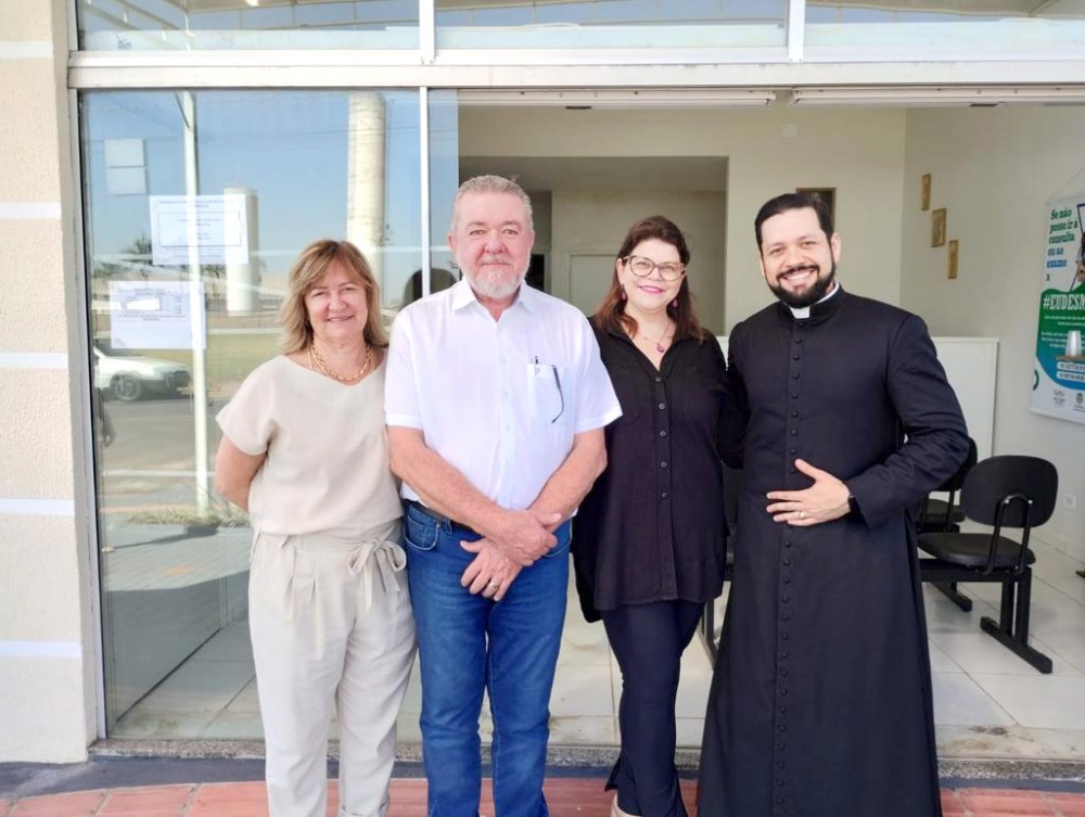 Prédio novo da saúde e servidores recebem visita e benção de padre.