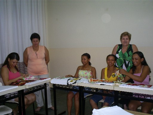 A Creche Coração de Jesus realiza curso de trabalho artesanal com as Mães.