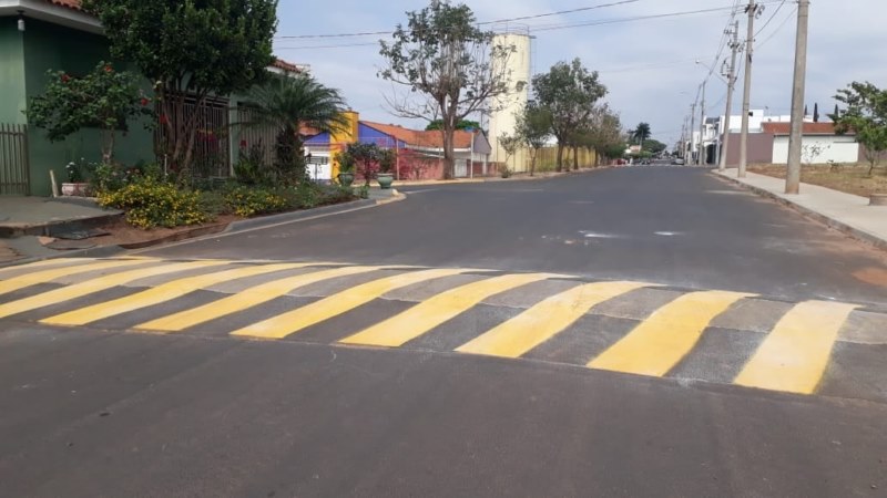 Prefeitura executa melhorias na sinalização de trânsito da cidade.