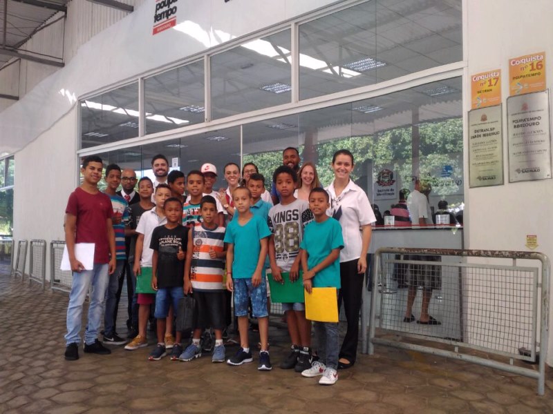 CME leva atletas para tirar documento de identidade.