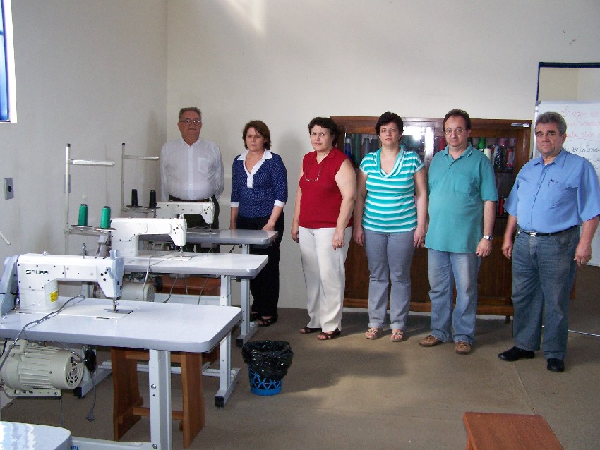 Prefeitura promove curso de costura industrial em Vista Alegre.
