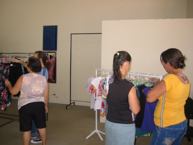 Fundo Social de Solidariedade de Vista Alegre do Alto realiza bazar com sucesso.