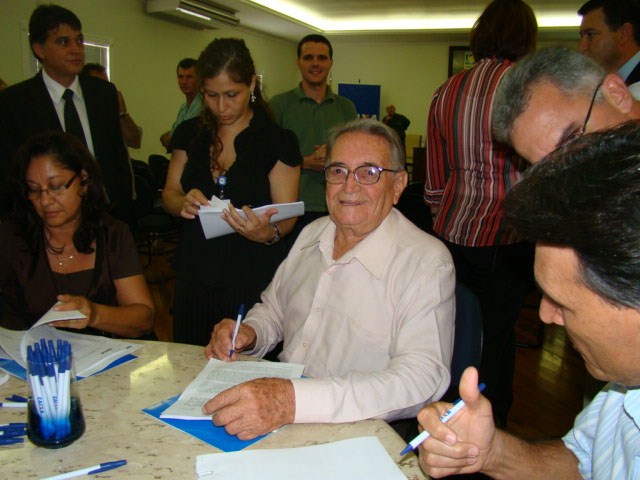 Fiorani assina convênios para obras em 2010.