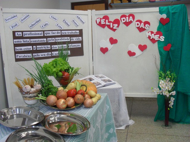 Creche Coração de Jesus de Vista Alegre do Alto homenageia as cozinheiras e as mães.