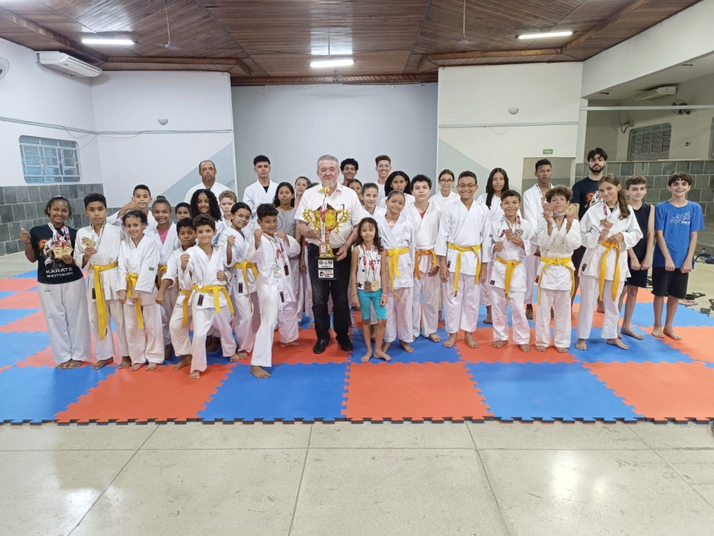 Atletas de Vista Alegre se destacam mais uma vez em campeonato de karatê.