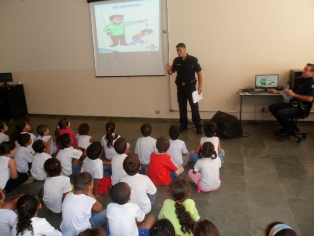 Guarda Municipal de Vista Alegre orienta alunos sobre segurança e boas maneiras.