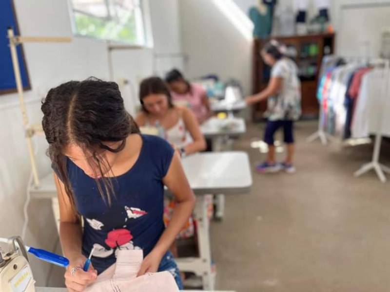Adolescentes participam do projeto de corte e costura.