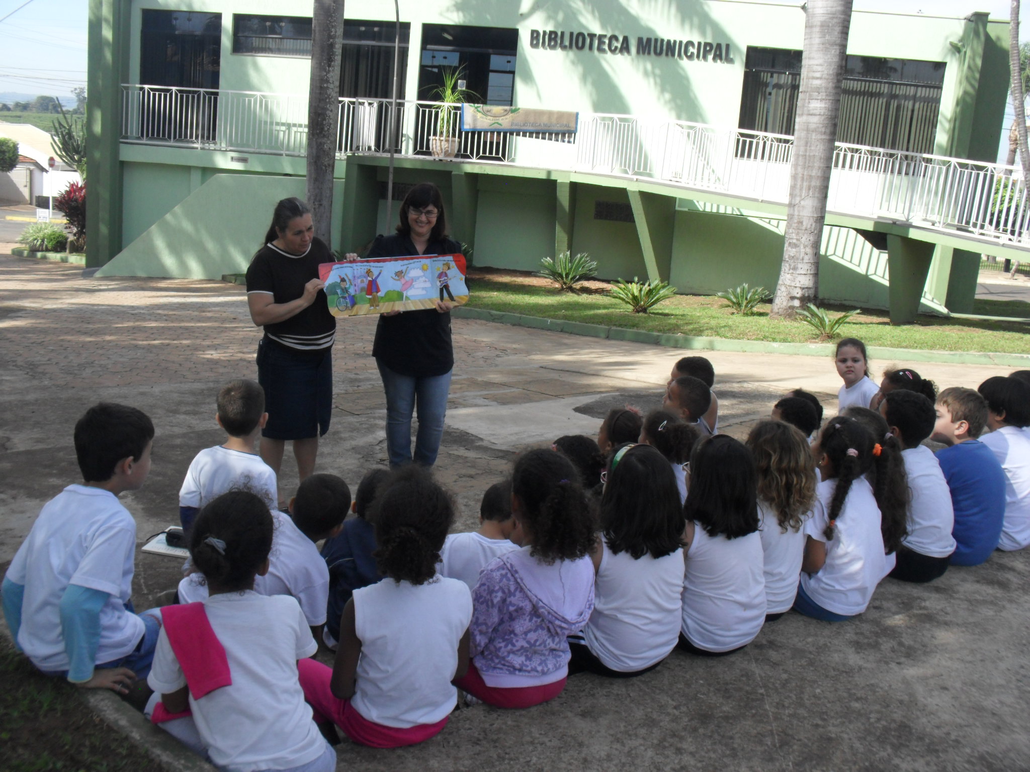 Alunos da EMEIEF “Irineu Julião” fazem visita à Biblioteca Municipal “Joaquim Maria Machado de Assis”.