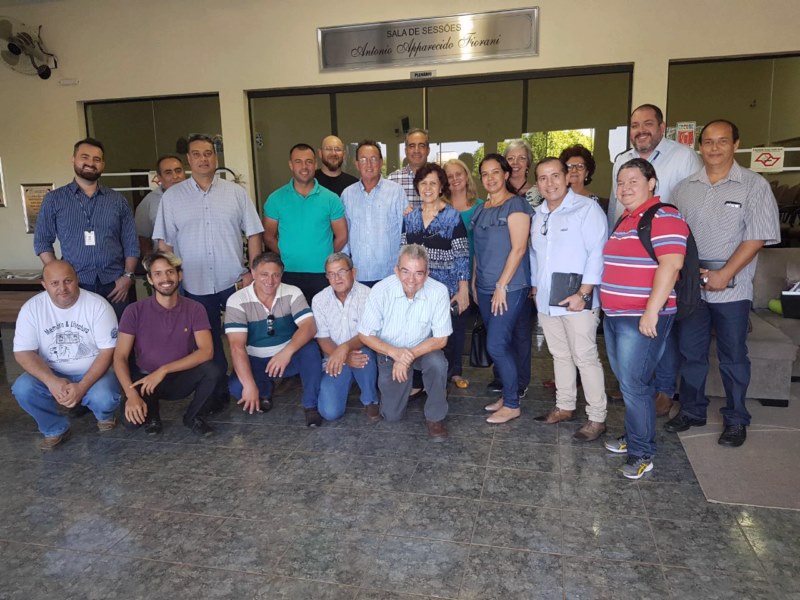 Vista Alegre sedia reunião sobre turismo.