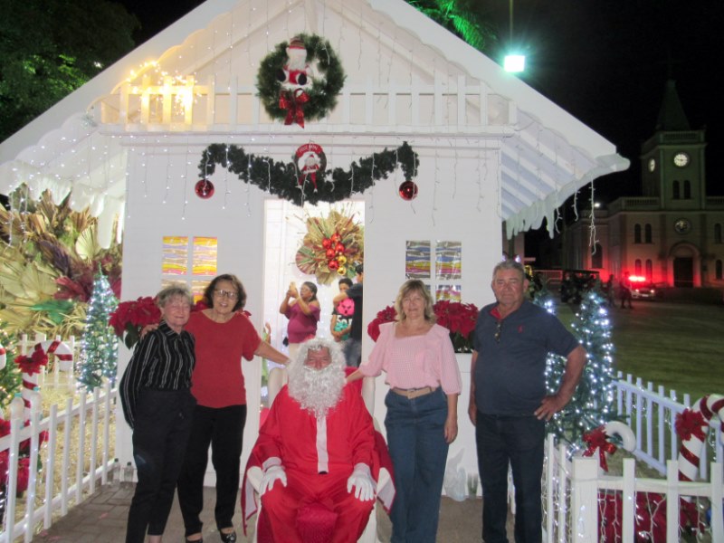 Chegada do Papai Noel e super-heróis encantam crianças em Vista Alegre.