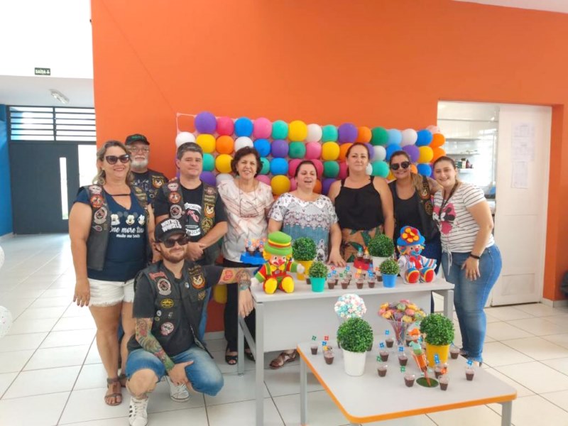 Motociclistas promovem festa para crianças na creche de Vista Alegre.