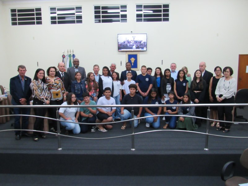 Prefeito Fiorani prestigia posse dos vereadores mirins.