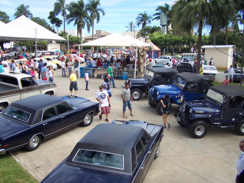 Encontro de carros antigos é atração em Vista Alegre.