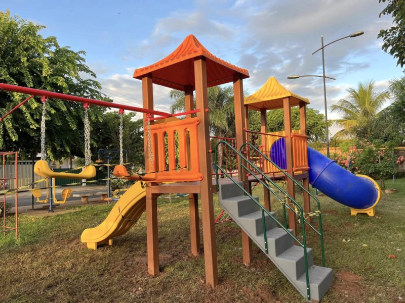 Prefeitura instala playgrounds e faz a alegria das crianças.