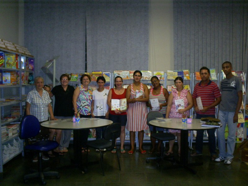 Iniciaram as atividades na biblioteca da E.M.E.I.E.F. “Irineu Julião”.