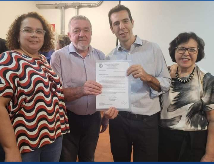 Fiorani esclarece a população sobre a cobertura da quadra e climatização das salas de aula da escola estadual.