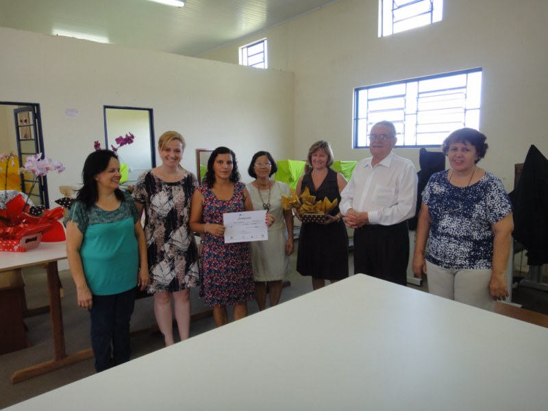 Fiorani entrega certificados da 1ª turma da Escola de Moda.