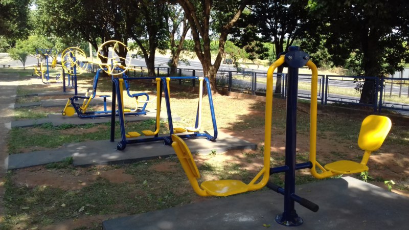 Prefeitura de Vista Alegre instala academia ao ar livre.
