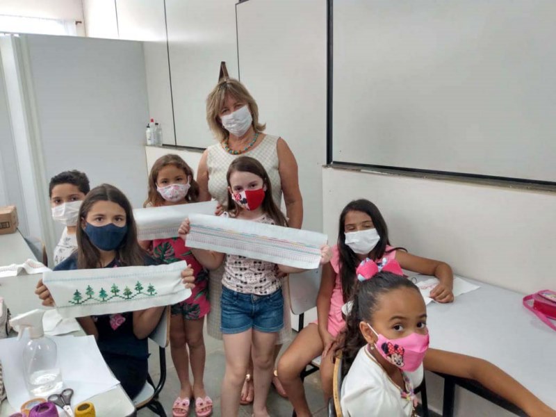 Crianças aprendem a bordar em Vista Alegre.