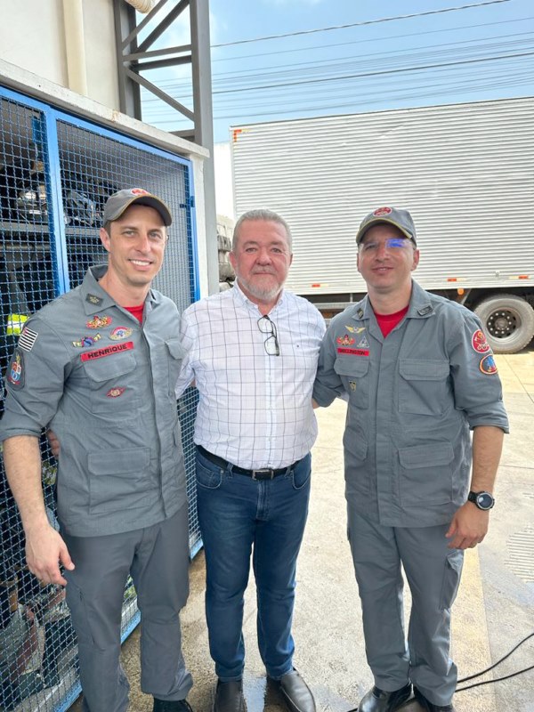 Prefeito participa de entrega de viaturas ao Corpo de Bombeiros.