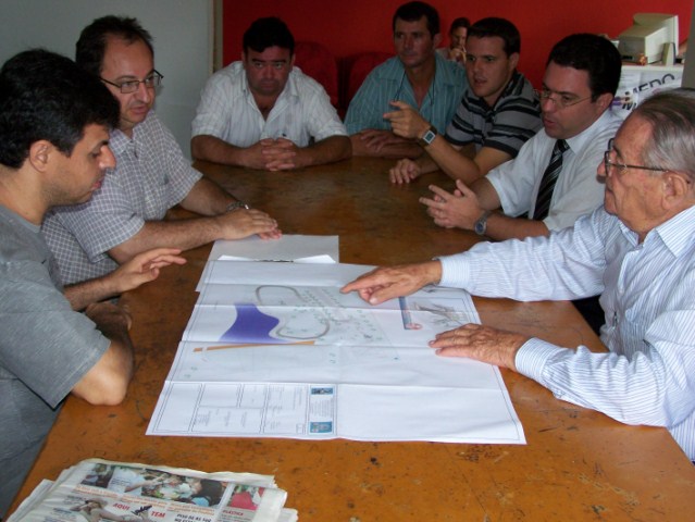 Prefeito apresenta projeto do parque de lazer.