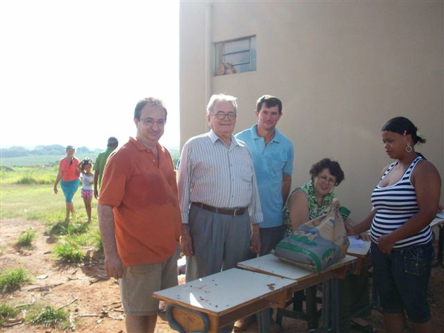 Prefeitura de Vista Alegre beneficia famílias com distribuição de feijão e leite.