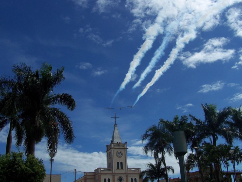 Esquadrilha da Fumaça dá show no céu de Vista Alegre.