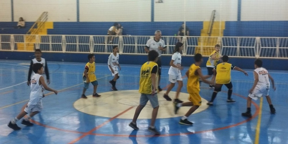 Escolinha de basquete de Vista Alegre participa de amistosos em 3 categorias.