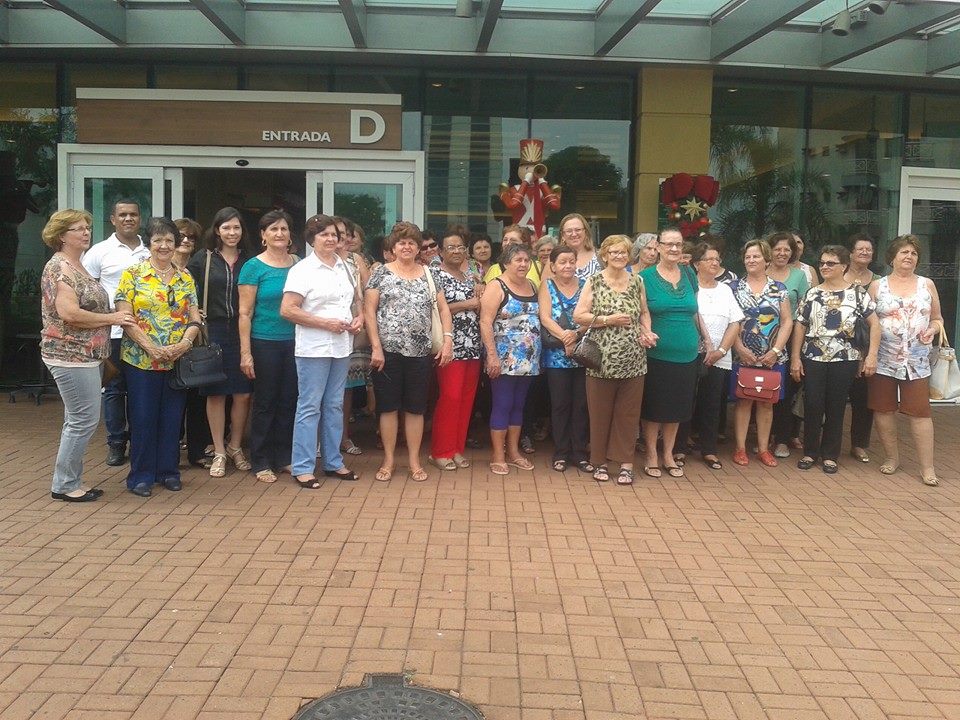 Idosos do Grupo de Convivência do Idoso referenciado pelo CRAS de Vista Alegre do Alto, participam de um passeio no Ribeirão Shopping.