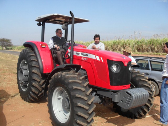 Prefeitura de Vista Alegre adquire novo trator agrícola.