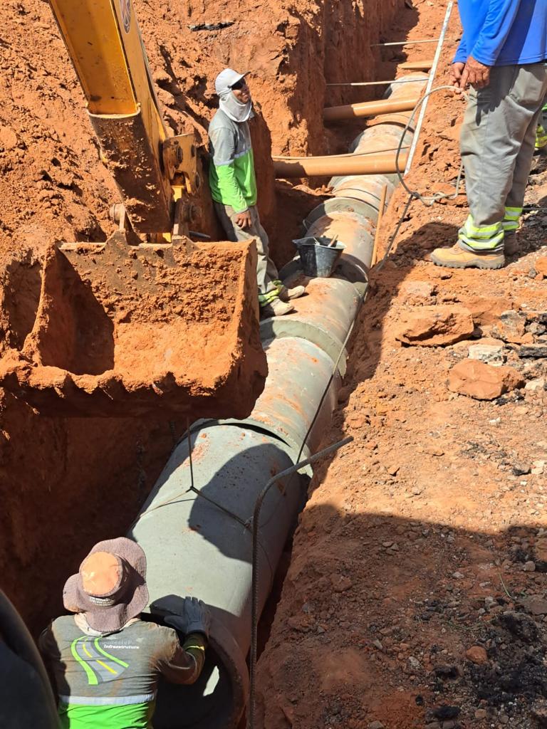 Prefeitura constrói galeria para captação de água pluvial em duas ruas.