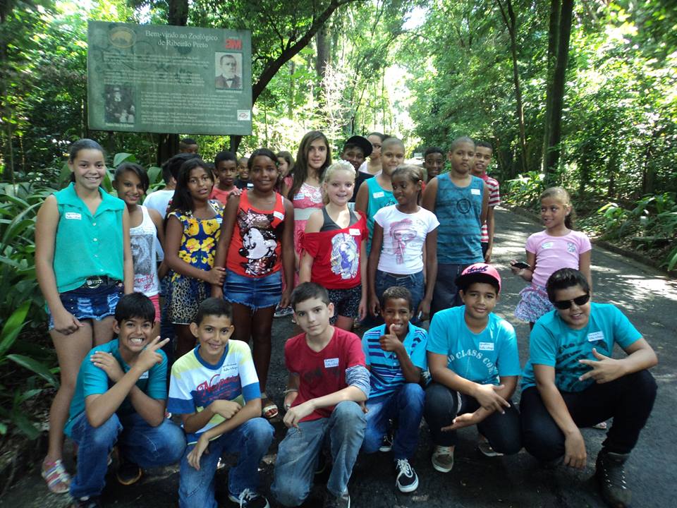 Crianças e adolescentes do projeto “Brincar, relaxar e aprender” do CRAS, participam de um passeio no Bosque “Fábio Barreto” e no Ribeirão Shopping no município de Ribeirão Preto.