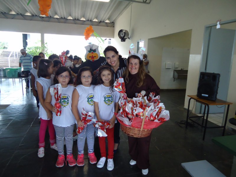 Vista Alegre do Alto distribui Ovos de Páscoa para alunos da rede municipal.
