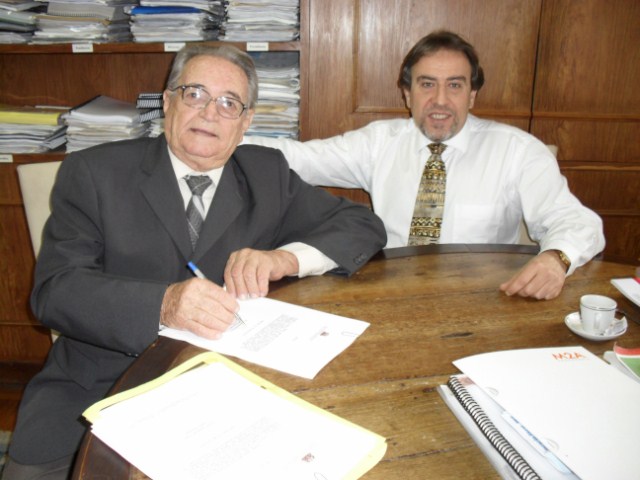 Vista Alegre assina convênios para Praça do Idoso e projeto de costura.