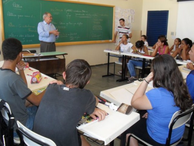 Alunos do Programa Educação para o Trabalho recebem a visita do Prefeito Municipal.