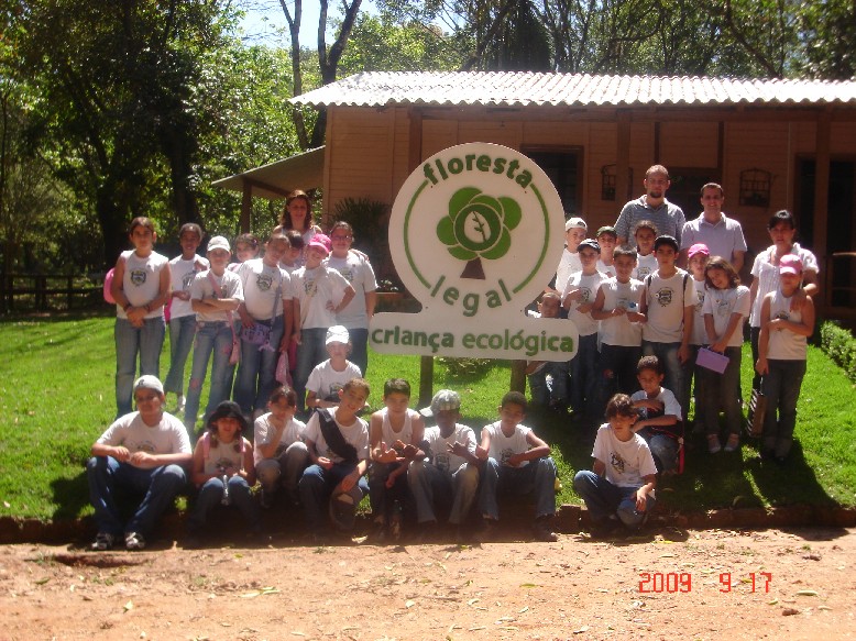 Alunos da escola municipal visitam o Horto Florestal.