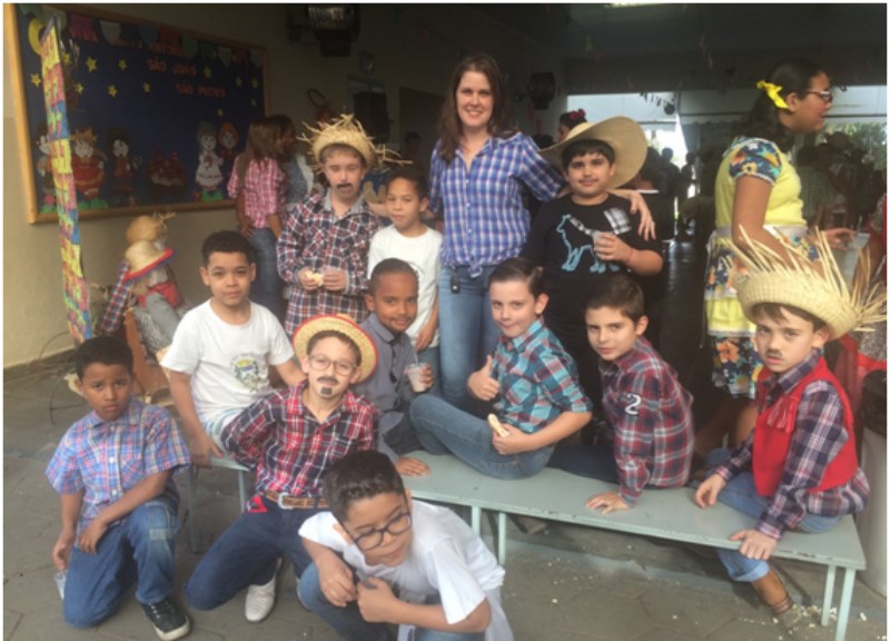 Escola realiza festa junina para os alunos.