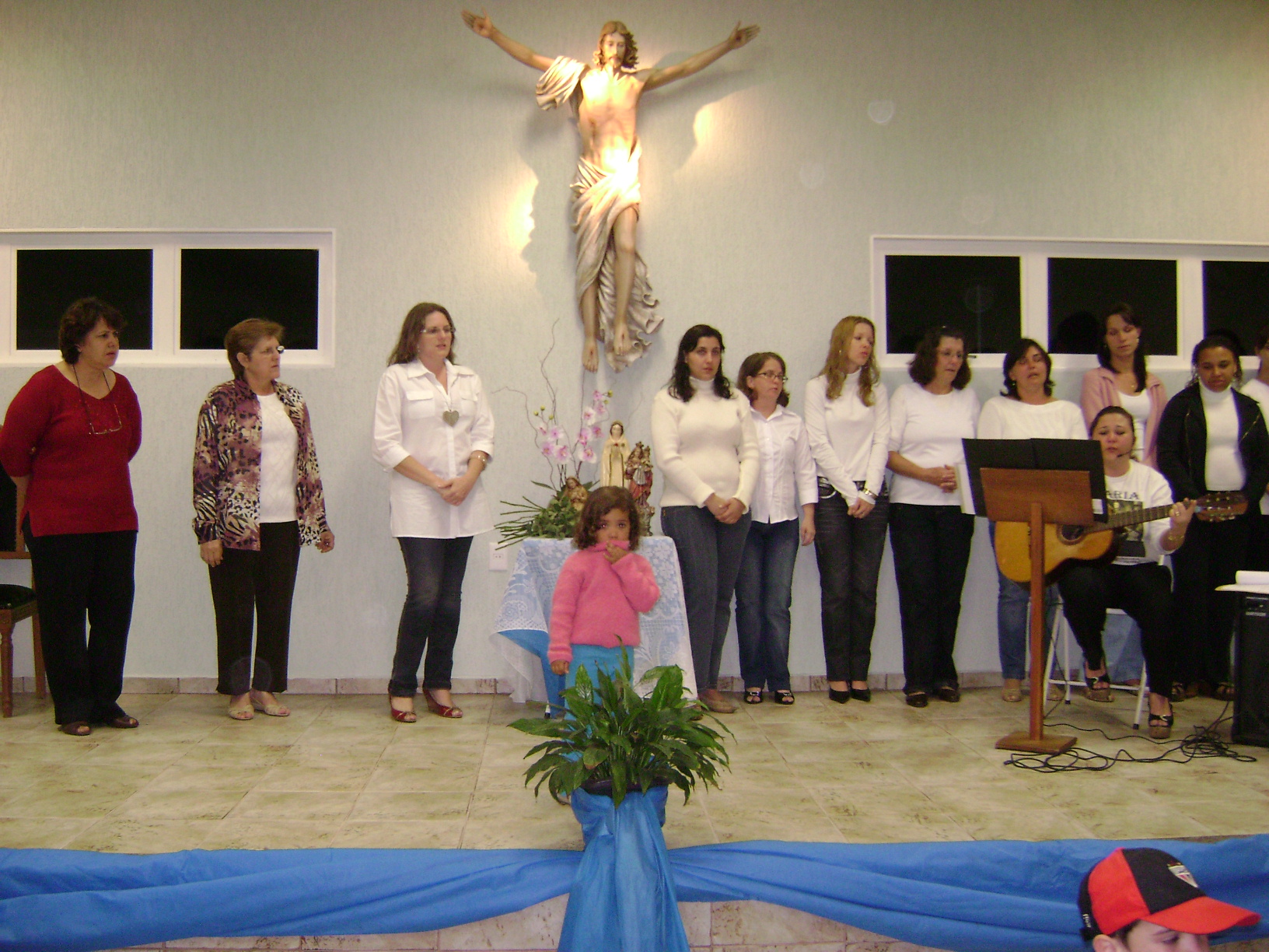 “A Creche Coração de Jesus comemora o Dia das Mães com muita alegria”.