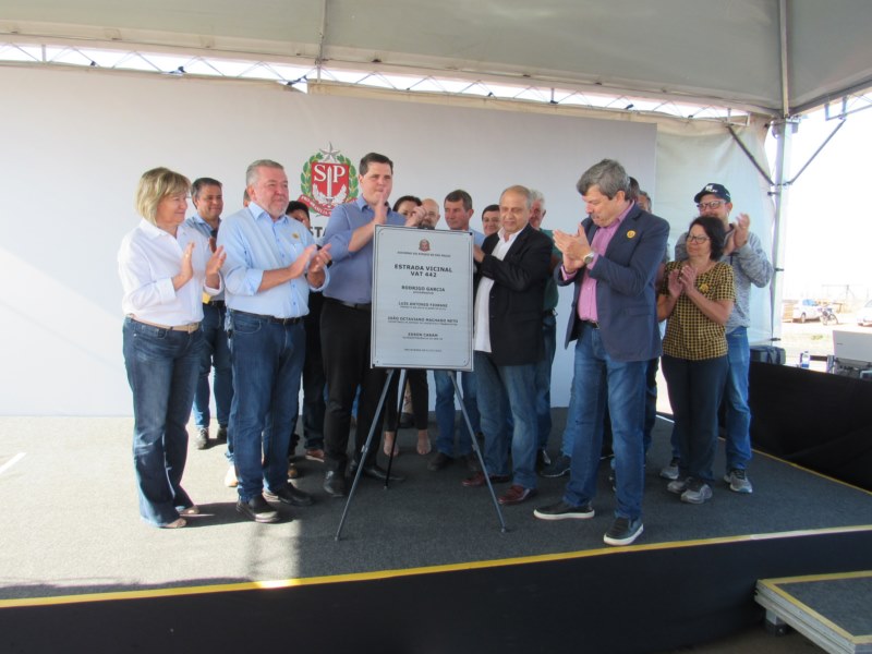 Prefeitura de Vista Alegre e Governo do Estado entregam obras em vicinal.